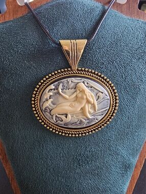 Vintage Mermaid Cameo Pendant